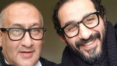 فيديو: انـهياار الفنان أحمد حلمي أثناء تشييع جنازة شقيقه خالد!!