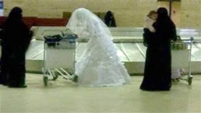 عروس مسافرة لزوجها الذي عقد قرانه عليها