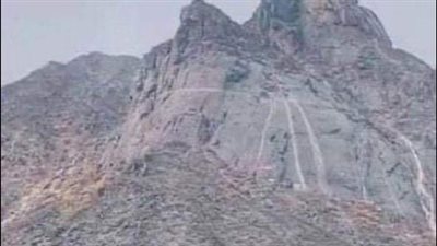 مقطع متداول ومخيف في جبال مكة المكرمة اثناء تساقط الامطار لظهور شيئ غريب وكبير يقف على جبال مكة