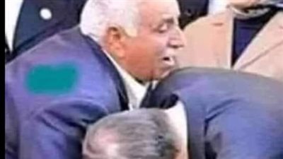 قاضى يقبل يد متهم