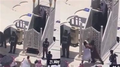 قبض اربعة رجال شرطة سعوديون على شاب خرج من حمامات الحرم النبوي