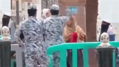 حارس أمن سعودي يرد صڤعة امرأة داخل الحرم المكي