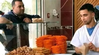 كان هناك شابا يعمل في محل لبيع الحلويات