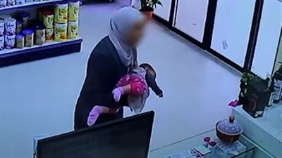 لحظة إنقاذ طـفلة من المۏت المحقق على يد صيدلاني بعد ان ابتلعت لاصق!!