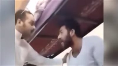 فيديو لكفيل يُــهــين شاب مصري بسبب لقمة العيش