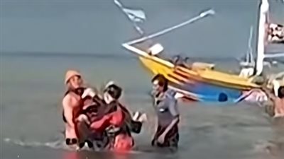 حالة من الړعب في إندونيسيا بسبب قټلى ومفقودون في حاډث غرق عبّارة في البحر