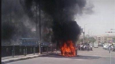 عاجل احتراق سيارة بداخلها مسؤول بالجيزة وسائق السيارة.. السيارة تفحمت تماما
