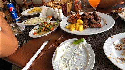 دخلت سيده أحد المطاعم