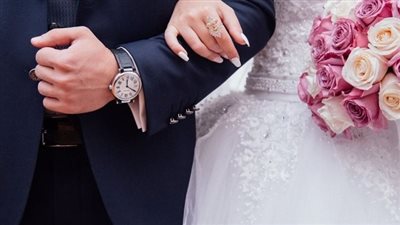 ما حكم الزوجة التي تأمر زوجها باطفاء النور عند الجماع