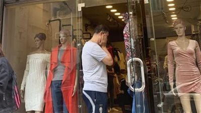 القبض على عامل داخل محل ملابس