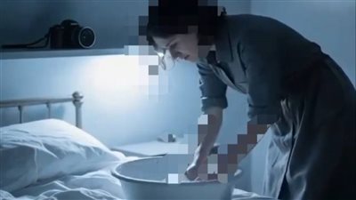 في كل مرة يعود فيها الزوج من رحلة عمل وجد زوجته تغسل الملاءات
