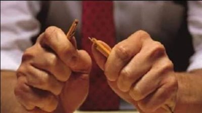 لماذا يكسر القاضي سن قلمه بعد النطق بحكم الإعدام؟