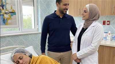 توفت زوجته أثناء عملية الولادة القيصري مما دفعه إلى أن يتزوج صديقتها الطبيبة التى ولدتها