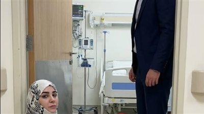 بعد شهرين فقط من الطلاق، وجدتها أمامي تتجوّل في المستشفى… وعندما عرفت الحقيقة، انهرت تمامًا.