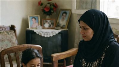 بينما كان زوجي مسافرًا خارج البلاد، اقتربت مني الطفلة وهي ترتجف