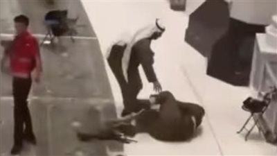 لحظة وقوع معتمر من الدورالاعلى للحرم ولكن تدخل من أحد أفراد أمن الحرم تنقذه!