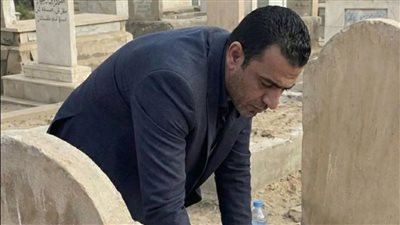 عشية زفافي ذهبتُ لزيارة قبر زوجتي الراحلة فظهر شخصٌ غيّر حياتي بالكامل
