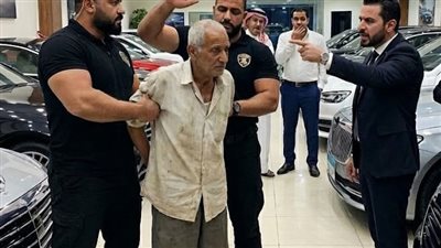 وصل والدُ صاحبِ المعرض إلى صالة العرض ليشتري سيارة… لكنهم طردوه لأنهم ظنّوه فقيرًا
