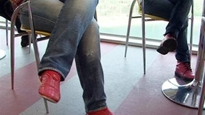 توتر أم مرض؟.. لماذا لا تتوقف ساقك عن الاهتزاز وأنت جالس