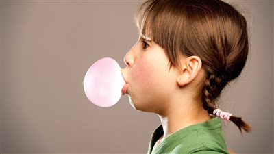 هل تلتصق بالأمعاء حقاً؟.. الطب يحسم جدل بلع العلكة المستمر لسنوات