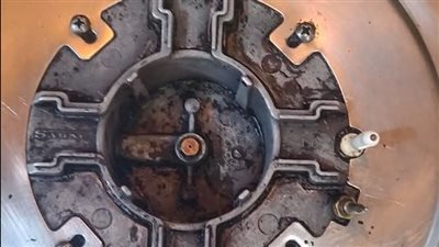 لو العيون عندك مسدودة، لون الڼار مش أزرق، أو عليها دهون متحجرة ومش عايزة تطلع، الحل في الخلطة دي
